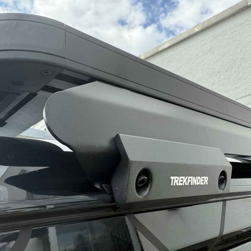 Detailansicht Befestigung TREKFINDER Dachträger am Suzuki Jimny II